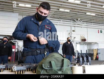 210514-N-TT639-1040 PAZIFISCHER OZEAN (14. Mai 2021) – Gunners Mate 3. Klasse Ronaldo Gonzalez aus El Paso, Texas, lädt M9-Magazine zur Vorbereitung auf einen Schusswaffeneinschuss an Bord des amphibischen Angriffsschiffs USS Tripoli (LHA 7), 14. Mai. Tripolis führt derzeit Routineoperationen in der dritten US-Flotte durch. Stockfoto