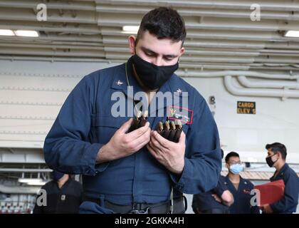 210514-N-TT639-1043 PAZIFISCHER OZEAN (14. Mai 2021) – Gunners Mate 3. Klasse Ronaldo Gonzalez aus El Paso, Texas, inspiziert M9-Zeitschriften in Vorbereitung auf einen Schusswaffeneingriff auf das amphibische Angriffsschiff USS Tripoli (LHA 7), Mai 14. Tripolis führt derzeit Routineoperationen in der dritten US-Flotte durch. Stockfoto