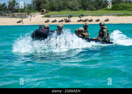 U.S. Marines mit India Company, Battalion Landing Team, 3. Bataillon, 5. Marines (BLT 3/5), 31. Marine Expeditionary Unit (MEU), führen Geschwindigkeitsrunden durch, um die Motoren des Gefechtsgummiraids während einer amphibischen Raidprobe im Kin Blue Trainingsgebiet, Okinawa, Japan, 14. Mai 2021, zu testen. Marineinfanteristen mit dem 31. MEU führen Überfallproben durch, um die Betriebsausrüstung zu testen, die Kenntnisse in den Grundlagen der Handhabung kleiner Boote aufrechtzuerhalten und die Standardbetriebsverfahren zu verfeinern. Die 31. MEU, die einzige kontinuierlich weitereingesetzte MEU des Marine Corps, bietet eine flexible und tödliche Wucht Stockfoto