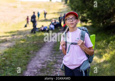 Baiersbronn, Deutschland. August 2021. Die Juniorrangerin Lea steht im Nationalpark Schwarzwald, der Rest ihrer Gruppe ist im Hintergrund zu sehen. Lea ist seit einem Jahr bei den Junior Rangers. Quelle: Philipp von Ditfurth/dpa/Alamy Live News Stockfoto