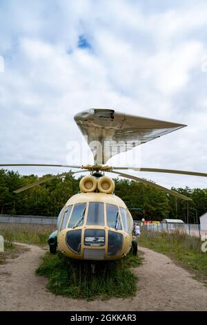 Prora, Deutschland. September 2021. Der Militärhubschrauber Mi-8 TB in Tarnfarbe ist die neueste Ausstellung im NVA Museum Prora auf der Insel Rügen. Auf dem ehemaligen Gelände der Nationalen Volksarmee der DDR in Prora zeigt das Museum unter anderem Fahrzeuge, die hier einst stationiert waren, wie gepanzerte Personalträger oder gepanzerte Bergefahrzeuge. Aber auch Hubschrauber werden gezeigt. Quelle: Stefan Sauer/dpa/Alamy Live News Stockfoto