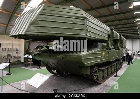 Prora, Deutschland. September 2021. Eine sowjetische Amphibienfähre GSP 55 für den Transfer schwerer Militärfahrzeuge ist im NVA Museum Prora auf der Insel Rügen zu sehen. Auf dem ehemaligen Gelände der Nationalen Volksarmee der DDR in Prora zeigt das Museum unter anderem Fahrzeuge, die hier einst stationiert waren, wie gepanzerte Personalträger oder gepanzerte Bergefahrzeuge. Aber auch Hubschrauber werden gezeigt. Quelle: Stefan Sauer/dpa/Alamy Live News Stockfoto