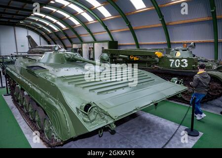 Prora, Deutschland. September 2021. Im NVA-Museum Prora auf der Insel Rügen steht ein sowjetisch gebautes BMP-1-Infanteriekampffahrzeug. Auf dem ehemaligen Gelände der Nationalen Volksarmee der DDR in Prora zeigt das Museum unter anderem Fahrzeuge, die hier einst stationiert waren, wie gepanzerte Personalträger oder gepanzerte Bergefahrzeuge. Aber auch Hubschrauber werden gezeigt. Quelle: Stefan Sauer/dpa/Alamy Live News Stockfoto
