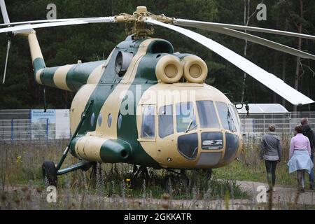 Prora, Deutschland. September 2021. Der Militärhubschrauber Mi-8 TB in Tarnfarbe ist die neueste Ausstellung im NVA Museum Prora auf der Insel Rügen. Auf dem ehemaligen Gelände der Nationalen Volksarmee der DDR in Prora zeigt das Museum unter anderem Fahrzeuge, die hier einst stationiert waren, wie gepanzerte Personalträger oder gepanzerte Bergefahrzeuge. Aber auch Hubschrauber werden gezeigt. Quelle: Stefan Sauer/dpa/Alamy Live News Stockfoto