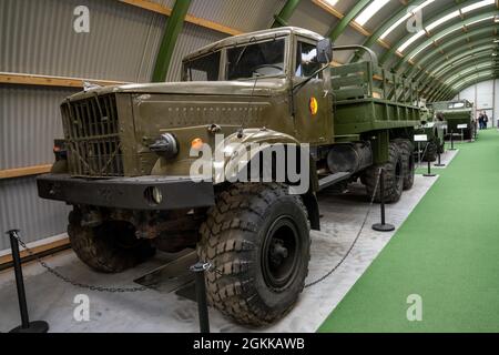 Prora, Deutschland. September 2021. Im NVA-Museum Prora auf der Insel Rügen steht ein sowjetischer LKW 'Kras-255'. Auf dem ehemaligen Gelände der Nationalen Volksarmee der DDR in Prora zeigt das Museum unter anderem Fahrzeuge, die hier einst stationiert waren, wie gepanzerte Personalträger oder gepanzerte Bergefahrzeuge. Aber auch Hubschrauber werden gezeigt. Quelle: Stefan Sauer/dpa/Alamy Live News Stockfoto