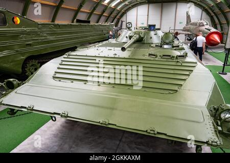 Prora, Deutschland. September 2021. Im NVA-Museum Prora auf der Insel Rügen steht ein sowjetisch gebautes BMP-1-Infanteriekampffahrzeug. Auf dem ehemaligen Gelände der Nationalen Volksarmee der DDR in Prora zeigt das Museum unter anderem Fahrzeuge, die hier einst stationiert waren, wie gepanzerte Personalträger oder gepanzerte Bergefahrzeuge. Aber auch Hubschrauber werden gezeigt. Quelle: Stefan Sauer/dpa/Alamy Live News Stockfoto