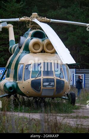 Prora, Deutschland. September 2021. Der Militärhubschrauber Mi-8 TB in Tarnfarbe ist die neueste Ausstellung im NVA Museum Prora auf der Insel Rügen. Auf dem ehemaligen Gelände der Nationalen Volksarmee der DDR in Prora zeigt das Museum unter anderem Fahrzeuge, die hier einst stationiert waren, wie gepanzerte Personalträger oder gepanzerte Bergefahrzeuge. Aber auch Hubschrauber werden gezeigt. Quelle: Stefan Sauer/dpa/Alamy Live News Stockfoto