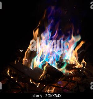 Feuer mit bunten Flammen Stockfoto