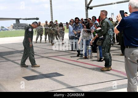 Col. Raul Rosario, Kommandant des 149. Kampfflügels, pilotiert seinen letzten Flug in einer F-16 Fighting Falcon auf der Joint Base San Antonio-Lackland, Texas, 14. Mai 2021. Der „fini-Flug“ ist eine langjährige Tradition der Luftwaffe, die als Meilenstein für die Karriere von Piloten, die sich dem Ruhestand nähern, dient. Freunde, Familie und Mitarbeiter geben dem Piloten traditionell Wasser und/oder eine Flasche Champagner beim letzten Ausstieg aus dem Flugzeug. (Fotos der Air National Guard von Mindy Bloem) Stockfoto