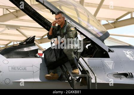 Col. Raul Rosario, Kommandant des 149. Kampfflügels, pilotierte seinen letzten Flug in einer F-16 Fighting Falcon auf der Joint Base San Antonio-Lackland, Texas, 14. Mai 2021. Der „fini-Flug“ ist eine langjährige Tradition der Luftwaffe, die als Meilenstein für die Karriere von Piloten, die sich dem Ruhestand nähern, dient. (Fotos der Air National Guard von Mindy Bloem) Stockfoto