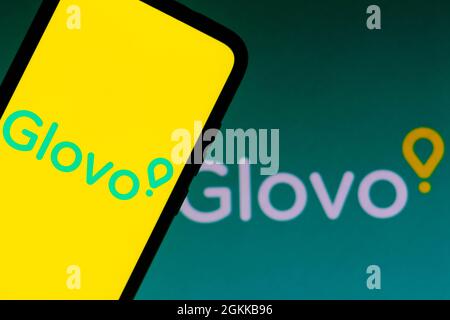 Brasilien. September 2021. In dieser Abbildung ist das Glovo-Logo auf einem Smartphone und im Hintergrund zu sehen. Kredit: SOPA Images Limited/Alamy Live Nachrichten Stockfoto