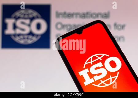 Brasilien. September 2021. In dieser Abbildung sehen Sie das Logo der Internationalen Organisation für Normung (ISO), das auf einem Smartphone und im Hintergrund zu sehen ist. Kredit: SOPA Images Limited/Alamy Live Nachrichten Stockfoto