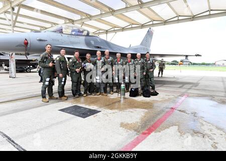 Col. Raul Rosario, Kommandant des 149. Kampfflügels, steht mit seinen Mitstreiterpiloten, nachdem er von seinem letzten Flug in einem F-16 Fighting Falcon auf der Joint Base San Antonio-Lackland, Texas, am 14. Mai 2021 zurückgekehrt ist. Der „fini-Flug“ ist eine langjährige Tradition der Luftwaffe, die als Meilenstein für die Karriere von Piloten, die sich dem Ruhestand nähern, dient. Freunde, Familie und Mitarbeiter geben dem Piloten traditionell Wasser und/oder eine Flasche Champagner beim letzten Ausstieg aus dem Flugzeug. (Fotos der Air National Guard von Mindy Bloem) Stockfoto