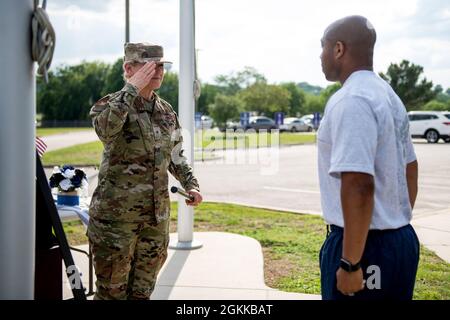 US Air Force Brig. Gen. Caroline Miller (links), 502. Luftwaffenstützpunkt und Kommandant der Joint Base San Antonio, gibt einen Gruß zurück, nachdem sie den gefallenen Schlagstock Carry the Fallen von Meister Sgt erhalten hat. Rufus Dixon, 802. Sicherheitskräfte-Geschwader, bei der Retreat-Zeremonie für die National Police Week, 14. Mai 2021, auf der Joint Base San Antonio-Lackland, Texas. Der Stab wurde am 8. Mai um 0001 Uhr im JBSA-Fort Sam Houston in Bewegung gesetzt. Die Veranstaltung wurde entworfen, um die Last zu tragen und nie die ultimativen Opfer zu vergessen, die von Verteidigern, Polizeibeamten und jenen, die im Dienst starben, gemacht wurden. Freiwillige geben eine Stunde o Stockfoto