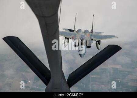 Ein F-15 des 85. Test- und Evaluierungsgeschwaders, 53. Flügel, aus der Eglin Air Force Base, Florida, führt Luftbetankungsoperationen mit einem KC-135 Stratotanker aus dem 370. Flight Test Squadron von der Edwards Air Force Base aus, über dem Himmel von Nordkalifornien, Mai 14. Das Flugzeug nahm Anfang Mai an der Northern Edge 21-Übung in Alaska Teil. Stockfoto