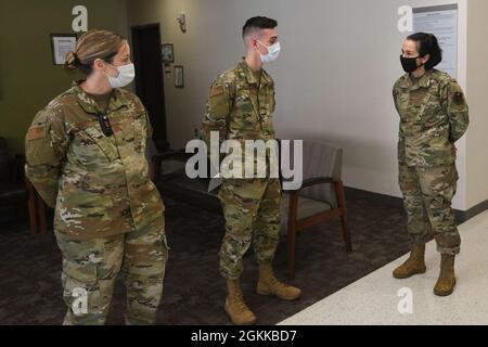 Brig. General Jeannine Ryder, Kommandantin des 59. Medizinischen Flügels, trifft sich am 14. Mai 2021 bei einer Eintauchtour in der Joint Base San Antonio Lackland, Texas, mit Mitgliedern der 59. Medizinischen Einsatzgruppe. Ryder, der am 29. April das Kommando über die MDW 59 übernahm, besucht jede der sechs Gruppen des Flügels, um von den Teams aus erster Hand zu hören. Das 59 MDOG im Wilford Hall Ambulatory Surgical Center besteht aus vier Staffeln mit 44 Kliniken. Stockfoto