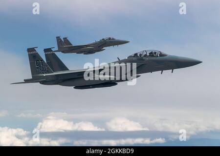 F-15EX Eagle II vom 40. Flight Test Squadron, 96. Test Wing und dem 85. Test and Evaluation Squadron, 53. Wing, beide aus dem Eglin Air Force Base, Florida, fliegen in Formation während einer Luftbetankungsaktion über Nordkalifornien. Das Flugzeug nahm Anfang Mai an der Northern Edge 21-Übung in Alaska Teil. Stockfoto