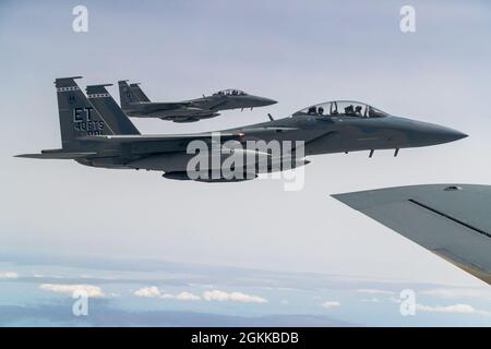 F-15EX Eagle II aus dem 40. Flight Test Squadron, 96. Test Wing, Und das 85. Test- und Evaluierungs-Geschwader, 53. Flügel, beide aus dem Luftwaffenstützpunkt Eglin, Florida, fliegen in Formation während Luftbetankungsoperationen mit einem KC-135 Stratotanker aus dem 370. Flight Test Squadron aus der Edwards Air Force Base, Kalifornien, Mai 14. Die Eagle II nahmen Anfang Mai an der Northern Edge 21-Übung in Alaska Teil. Stockfoto