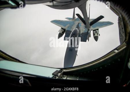 Ein F-15EX Eagle II aus dem 40. Flight Test Squadron, 96. Testflügel aus der Eglin Air Force Base, Florida, fliegt während eines Luftbetankungsmanövers mit einem KC-135 Stratotanker aus dem 370. Flight Test Squadron aus der Edwards Air Force Base, Mai 14, in Formation. Der Eagle II nahm Anfang Mai an der Northern Edge 21-Übung in Alaska Teil. Stockfoto