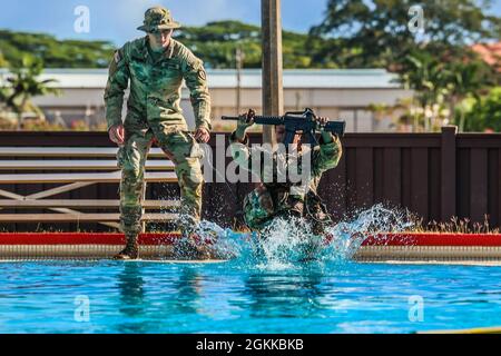 Schofield Barracks, HI – Soldaten der 25th Infantry Division Artillery (25th DIVARTY) absolvierten den Jungle 5K und Schwimmtest-Zug in der Lightning Academy Schofield Barracks, Hawaii, 14. Mai 2021 als Training für einen bevorstehenden Jungle Operations Training Course (JOTC). Stockfoto