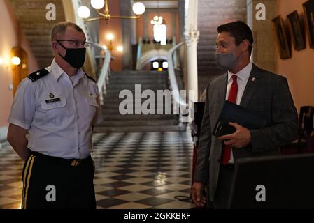 Kaplan (Brig. Gen.) Thomas G. Behling (links), Direktor des gemeinsamen Kaplan-Büros des National Guard Bureau, spricht mit Joe Gabriel, Direktor für Regierungs- und öffentliche Angelegenheiten des Ohio Adjutant General’s Department, während einer Tour im Ohio Statehouse am 14. Mai 2021 in Columbus, Ohio. Der serbische Botschafter in den USA und ein Kontingent von serbischen Armeekaplänen besichtigten das Staatshaus im Rahmen eines Besuchs in Ohio, das seit 2006 durch das „State Partnership Program“ des Verteidigungsministeriums mit Serbien zusammenarbeitet. Stockfoto