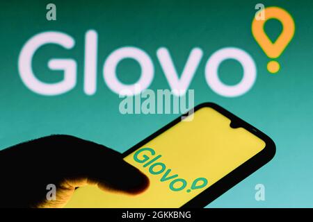 Brasilien. September 2021. In dieser Abbildung ist das Glovo-Logo auf einem Smartphone und im Hintergrund zu sehen. (Foto von Rafael Henrique/SOPA Images/Sipa USA) Quelle: SIPA USA/Alamy Live News Stockfoto