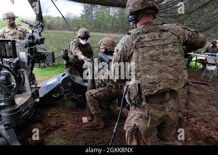 Ein Sektionsleiter und seine Crew, die Bravo Battery, 2d Cavalry Regiment, Field Artillery Squadron zugeordnet sind, laden die Schussdaten und die Gitterkoordinaten in eine M156 Precision-Führungskit-Sicherung, die an einer 155-MM-Artillerierunde am 16. Mai 2021 während der Übung Dynamic Front 21 im Trainingsgelände Grafenwoehr angebracht ist, Deutschland. DF21 ist eine vom 7. Army Training Command geleitete, von der US Army Europe und Afrika geleitete Übung, die darauf ausgerichtet ist, die Bereitschaft, die Letalität und die Interoperabilität zu erhöhen, indem sie die Fähigkeit der Alliierten und Partnerländer ausübt, gemeinsame Brände in einem multinationalen Umfeld sowohl bei der Operation als auch bei den Takteen zu integrieren Stockfoto