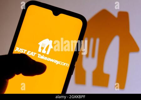 Brasilien. September 2021. In dieser Abbildung ist das „Just Eat Takeaway“-Logo auf einem Smartphone und im Hintergrund zu sehen. (Foto von Rafael Henrique/SOPA Images/Sipa USA) Quelle: SIPA USA/Alamy Live News Stockfoto