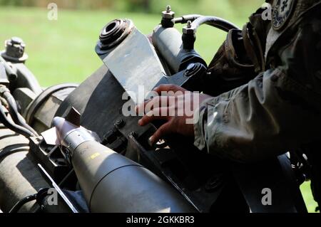 Ein Soldat, der Bravo Battery, 2D Cavalry Regiment, Field Artillery Squadron, zugewiesen wurde, überprüft die Flossen einer M156 Precision-Führungskit-Sicherung, die an einer 155-MM-Artillerierunde am 16. Mai 2021 während der Übung Dynamic Front 21 im Trainingsgebiet Grafenwoehr, Deutschland, befestigt ist. DF21 ist eine vom 7. Army Training Command geleitete, von der US Army Europe und Afrika geleitete Übung, die darauf ausgerichtet ist, die Bereitschaft, die Letalität und die Interoperabilität zu erhöhen, indem sie die Fähigkeit der Alliierten und Partnerländer ausübt, gemeinsame Brände in einem multinationalen Umfeld sowohl auf operationaler als auch auf taktischer Ebene zu integrieren. (Offiziell Stockfoto