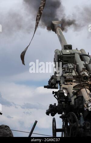 Soldaten, die Charlie Battery, 2. Bataillon, 12. Artillerieregiment, 1. Stryker Brigade Combat Team, 4. Infanterie-Division, feuern eine M777 Haubitze während Artillerietabelle XII, Fort Carson, Colorado, 14. Mai 2021. Die Artillerietabellen sorgten dafür, dass Kanonenteams Artillerieleaufgaben als Teams ausführen konnten. Stockfoto