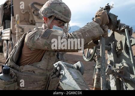 Pfc. Christopher Gill, ein Cannon Crewmitglied, das Charlie Battery, dem 2. Bataillon, dem 12. Field Artillery Regiment, dem 1. Stryker Brigade Combat Team, der 4. Infanterie-Division, zugewiesen wurde, pumpt den auf einer M777-Haubitze während der Artillerietabelle XII, Fort Carson, Colorado, 14 geschlossenen Mechanismus. 2021 Die Artillerietabellen sorgten dafür, dass Kanonenteams Artillerieleaufgaben als Teams ausführen konnten. Stockfoto