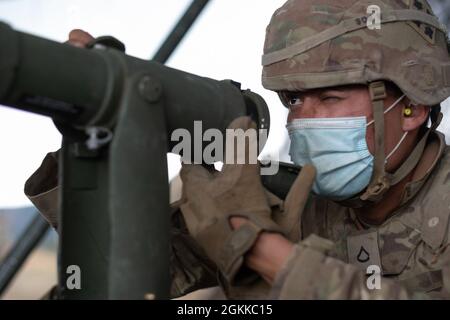 Pfc. Christopher Gill, ein Cannon Crewmitglied, das Charlie Battery, dem 2. Bataillon, dem 12. Artillerieregiment, dem 1. Stryker Brigade Combat Team, der 4. Infanterie-Division, zugewiesen wurde, verwendet während der Artillerietabelle XII, Fort Carson, Colorado, 14. Mai 2021 eine Referenz zum Ziel der Unendlichkeit. Die Artillerietabellen sorgten dafür, dass Kanonenteams Artillerieleaufgaben als Teams ausführen konnten. Stockfoto