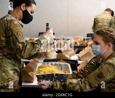 US Air Force Staff Sgt. Morganne und Senior AMN. Ericka bereitet traditionelle Bento-Boxen für Service-Mitglieder vor 14. Mai 2021 im Fort George G. Meade, MD. May ist ein Monat des asiatischen amerikanischen Pazifiks, um ihre Kultur zu teilen und offene Gespräche zu führen AAPI Airmen bereitete traditionelle asiatische Küche für ihre Gleichaltrigen zu. Stockfoto