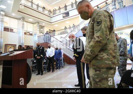 US Army Reserve LT. Gen. (ausgeschieden) Charles D. Luckey, Julie Luckey und Command Sergeant Major der US Army Reserve, Command Sgt. Maj. Andrew Lombardo, Stand mit Teilnehmern der Zeremonie und Familienmitgliedern in Befolgung der abschließenden Segnung, die vom stellvertretenden Chef der Kapläne der US-Armee, Brig, überreicht wurde. General Andrew R. Harewood, während einer Beförderung und eines Amtseides für Roper in Fort Bragg, N.C., 14. Mai 2021. LT. General Roper, zuvor stellvertretender Generalkommandant des US Army Reserve Command, hat die Position des stellvertretenden Befehlshabers des US Northern Command übernommen Stockfoto