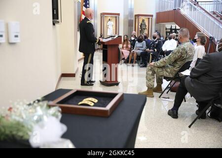 US Army Reserve LT. Gen. (ausgeschieden) Charles D. Luckey spricht während der LT. Gen. A.C. mit den Teilnehmern und Familienmitgliedern Ropers Beförderung und Amtseid in Fort Bragg, N.C., 14. Mai 2021. LT. General Roper, zuvor stellvertretender Generalkommandant des US Army Reserve Command, hat die Position des stellvertretenden Befehlshabers des US Northern Command übernommen Stockfoto