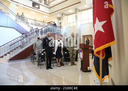 US Army Reserve LT. Gen. (ausgeschieden) Charles D. Luckey (links), Julie Luckey (Mitte) und Command Sergeant Major der US Army Reserve, Command Sgt. Maj. Andrew Lombardo, ist bei der Wiedergabe der ‘Nationalhymne’, die der 82. Airborne Division All American Chorus während einer Beförderung und eines Amtseides für LT. Gen. A.C. gesungen hat, aufmerksam Roper in Fort Bragg, N.C., 14. Mai 2021. LT. General Roper, zuvor stellvertretender Generalkommandant des US Army Reserve Command, hat die Position des stellvertretenden Befehlshabers des US Northern Command übernommen Stockfoto