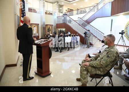 US Army Reserve LT. Gen. (ausgeschieden) Charles D. Luckey spricht während der LT. Gen. A.C. mit den Teilnehmern und Familienmitgliedern Ropers Beförderung und Amtseid in Fort Bragg, N.C., 14. Mai 2021. LT. General Roper, zuvor stellvertretender Generalkommandant des US Army Reserve Command, hat die Position des stellvertretenden Befehlshabers des US Northern Command übernommen Stockfoto