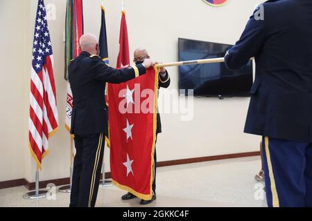 US Army Reserve LT. Gen. A.C. Roper und LT. Gen. (ausgeschieden) Charles D. Luckey enthüllt die drei-Sterne-Flagge, die die Beförderung zum Generalleutnant symbolisiert, während einer Beförderung und eines Amtseides für Roper in Fort Bragg, N.C., am 14. Mai 2021. LT. General Roper, zuvor stellvertretender Generalkommandant des US Army Reserve Command, hat die Position des stellvertretenden Befehlshabers des US Northern Command übernommen Stockfoto