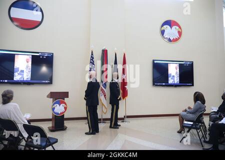 US Army Reserve LT. Gen. (ausgeschieden) Charles D. Luckey (links) und LT. General A.C. Roper (rechts) sehen Sie sich eine voraufgezeichnete Videopräsentation eines virtuellen Rezital des Amtseides an LT. General Roper durch seine Tochter, Capt. Krystal Savage, mit Teilnehmern der Zeremonie und Familienmitgliedern während einer Beförderung und Eid of Office Zeremonie für Roper in Fort Bragg, N.C., 14. Mai 2021 an. LT. General Roper, zuvor stellvertretender Generalkommandant des US Army Reserve Command, hat die Position des stellvertretenden Befehlshabers des US Northern Command übernommen Stockfoto