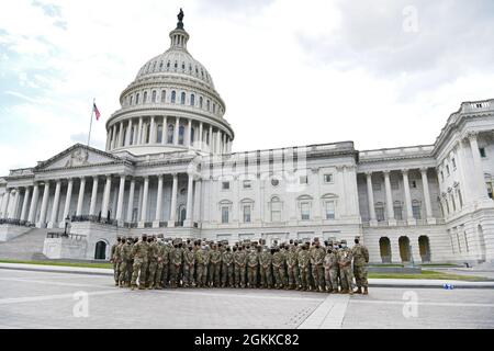 Massachusetts National Guard Airmen und Soldaten der Echo Company der Capitol Response Mission posieren für ein Foto vor dem Kapitolgebäude der Vereinigten Staaten in Washington, D.C., 14. Mai 2021. Seit Januar haben Armee- und Luftwaffeneinheiten aus dem ganzen Land den zivilen Hauptbehörden fortlaufende Unterstützung in den Bereichen Sicherheit, Kommunikation, medizinische Versorgung, Evakuierung, Logistik und Sicherheit geleistet. Stockfoto