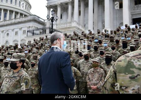 Der Gouverneur von Massachusetts, Charlie Baker, dankt den Soldaten und Luftwaffe der MA NG für ihren Einsatz vor dem Kapitolgebäude der Vereinigten Staaten in Washington, D.C., 14. Mai 2021. Seit Januar haben Armee- und Luftwaffeneinheiten aus dem ganzen Land den zivilen Hauptbehörden fortlaufende Unterstützung in den Bereichen Sicherheit, Kommunikation, medizinische Versorgung, Evakuierung, Logistik und Sicherheit geleistet. Stockfoto