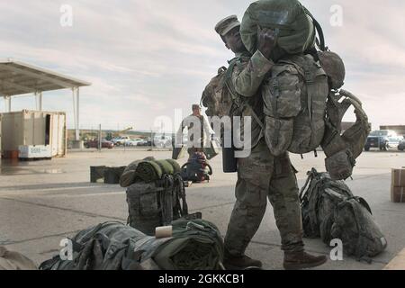 Idaho Army National Guard Spc. Elijah Dittenber verlegt seine Ausrüstung vom Montagebereich in das Firmengebäude. Am Donnerstagabend, dem 13. Mai, kehrt die Charlie Company, eines von drei Combined Arms Battalions für das 113. Kavallerie-Brigade-Kampfteam der Idaho Army National Guard, aus der staubigen Umgebung des Orchard Combat Training Center zum Gowen-Feld zurück. Die Männer und Frauen von C Company absolvierten eine erfolgreiche und herausfordernde jährliche Ausbildung. Die Einheit vervollständigte Bradley Gunnery Table VI und qualifizierte 11 Bradley-Crews. Die abtaufenden Infanterieeinheiten vollendeten ihre Stockfoto