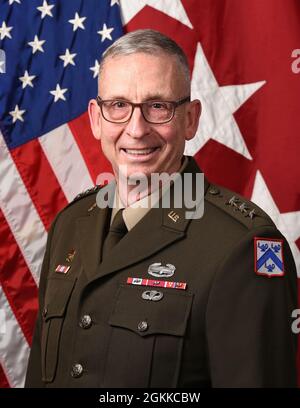 LT. General Theodore D. Martin, stellvertretender Generalkommandant TRADOC, posiert für sein offizielles Porträt im Porträtstudio der Armee im Enterprise Multimedia Center in Fort Eustis, Virginia, 14. Mai 2021. Stockfoto