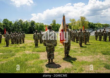 Soldaten der US-Armee des 369. Special Trupps Bataillons, 369. Sustainment Brigade, New York National Guard, stehen während einer Zeremonie zur Änderung der Verantwortung in Formation, bei der Command Sgt. Maj. Curtis Moss, der scheidende CSM des Bataillons, gibt die Verantwortung an Command Sgt ab. Maj. Tracy-Ann Stewart, der ankommende CSM, auf dem Camp Smith Trainingsgelände, Cortlandt Manor, N.Y., 15. Mai 2021. Stockfoto