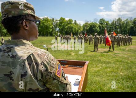 U.S. Army Command Sgt. Maj. Tracy-Ann Stewart, die neue CSM des 369. Special Trupps Bataillons, 369. Sustainment Brigade, New York National Guard, spricht während einer Zeremonie zur Änderung der Verantwortung auf dem Camp Smith Trainingsgelände, Cortlandt Manor, N.Y., 15. Mai 2021, an die angesehenen Gäste und Soldaten des Bataillons. Stockfoto