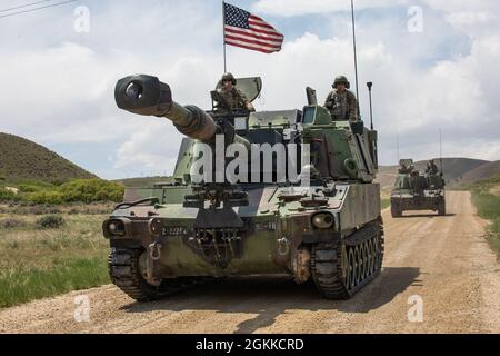 Das 2. Bataillon der Utah National Guard, die 222. Feldartillerie nehmen am Samstag, 15. Mai 2021, an einer Rekrutierungs- und Familientag-Live-Feuer-Artillerie-Demonstration mit dem M109A6 Paladin in Camp Williams, Utah, Teil. Stockfoto