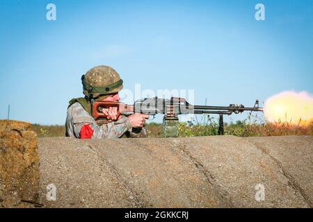 Ein rumänischer Soldat, der der 635. Artilleriereinheit der 15. Brigade der 4. Division zugewiesen wurde, feuert seine Waffe während der Swift Response 21 im Trainingsgebiet Babadag, Rumänien, 15. Mai 2021, um ihr Ziel zu schützen. Swift Response 21 ist eine mit Defender 21 verknüpfte Übung, eine jährliche, von der US-Armee geführte, multinationale, gemeinsame Übung, die darauf ausgelegt ist, Bereitschaft und Interoperabilität zwischen den USA, der NATO und den Partnermilitärs aufzubauen. Stockfoto