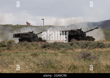 Das 2. Bataillon der Utah National Guard, die 222. Feldartillerie nehmen am Samstag, 15. Mai 2021, an einer Rekrutierungs- und Familientag-Live-Feuer-Artillerie-Demonstration mit dem M109A6 Paladin in Camp Williams, Utah, Teil. Stockfoto