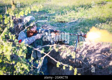 Ein rumänischer Soldat, der der 635. Artilleriereinheit der 15. Brigade der 4. Division zugewiesen wurde, feuert seine Waffe während der Swift Response 21 im Trainingsgebiet Babadag, Rumänien, 15. Mai 2021, um ihr Ziel zu schützen. Swift Response 21 ist eine mit Defender 21 verknüpfte Übung, eine jährliche, von der US-Armee geführte, multinationale, gemeinsame Übung, die darauf ausgelegt ist, Bereitschaft und Interoperabilität zwischen den USA, der NATO und den Partnermilitärs aufzubauen. Stockfoto