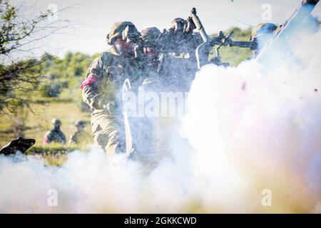 Rumänische Soldaten, die der 635. Artilleriereinheit der Eisenverteidigung, 15. Brigade, 4. Division, zugewiesen sind, nehmen während der Swift Response21 im Babadag Trainingsgebiet, Rumänien, 15. Mai 2021 Feindfeuer auf. Swift Response 21 ist eine mit Defender 21 verknüpfte Übung, eine jährliche, von der US-Armee geführte, multinationale, gemeinsame Übung, die darauf ausgelegt ist, Bereitschaft und Interoperabilität zwischen den USA, der NATO und den Partnermilitärs aufzubauen. Stockfoto